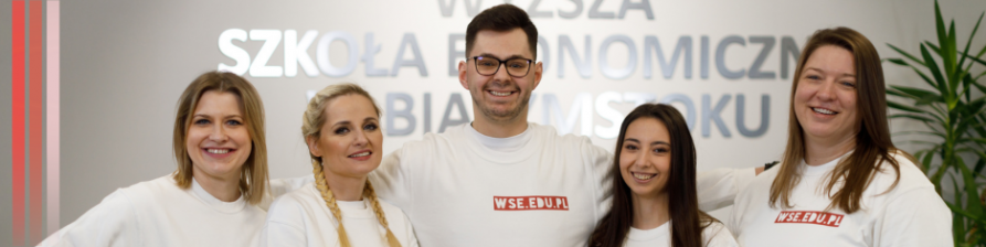 W centrum przedstawione są pięć osób, ubrane w białe koszulki z napisem wse.edu.pl w tle Wyższa Szkoła Ekonomiczna w Białymstoku.