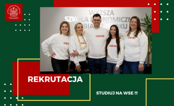 Pięć stojących osób z napisem na koszulkach Wyższa Szkoła Ekonomiczna w Białymstoku a poniżej na zielonym tle napis Rekrutacja Studiuj na WSE.
