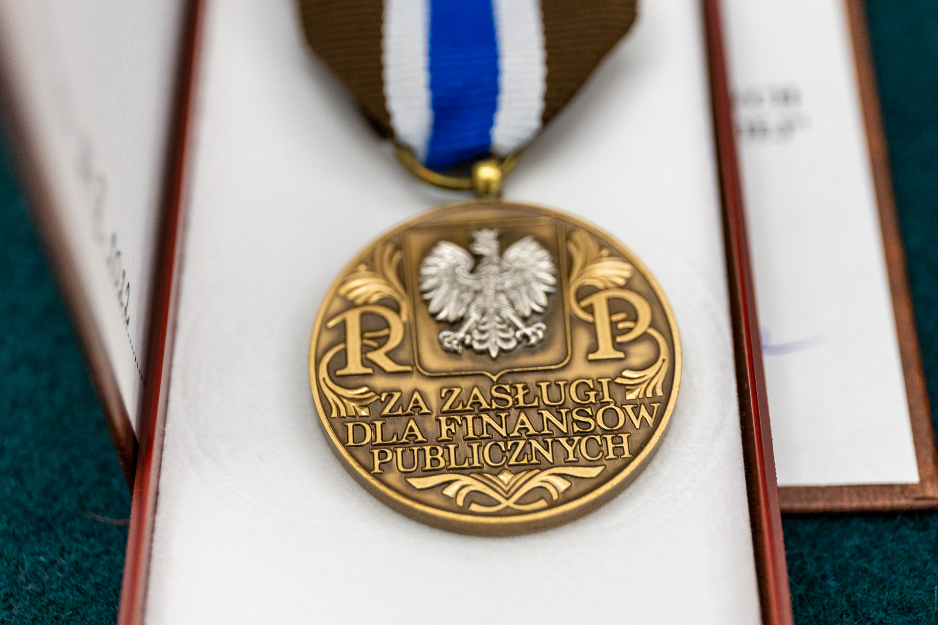 Minister Finansów Magdalena Rzeczkowska przyznała dr Ewie Piekarskiej odznakę honorową "Za Zasługi dla Finansów Publicznych Rzeczypospolitej Polskiej".