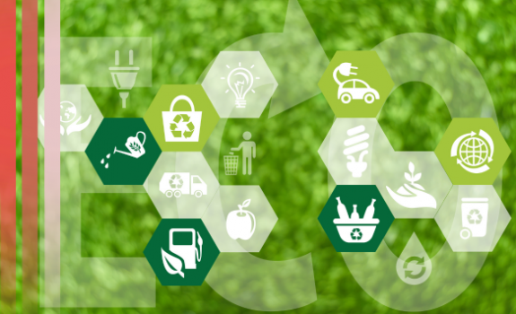 Zielone tło z napisem ECO oraz ikonami związanymi z ekologią i zrównoważonym rozwojem, takimi jak recykling, energia odnawialna, ochrona środowiska, transport elektryczny, gospodarka odpadami i oszczędzanie zasobów.